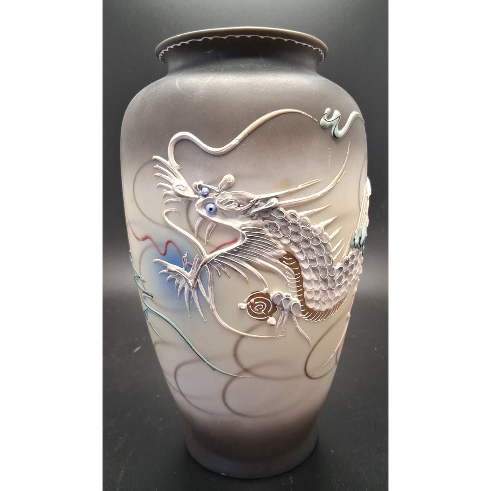 Dragon‎ Ware Moriage Vase Color Black & White Japan